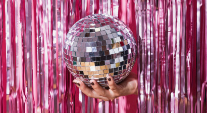 Hand_holding_a_disco_ball.jpeg
