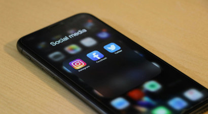 iPhone_open_with_Facebook,_Twitter_and_Instagram_apps_showing.jpg