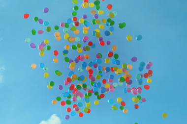 Balloons_floating_in_the_sky.jpeg