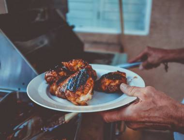 Jerk_chicken_on_a_plate_.jpg